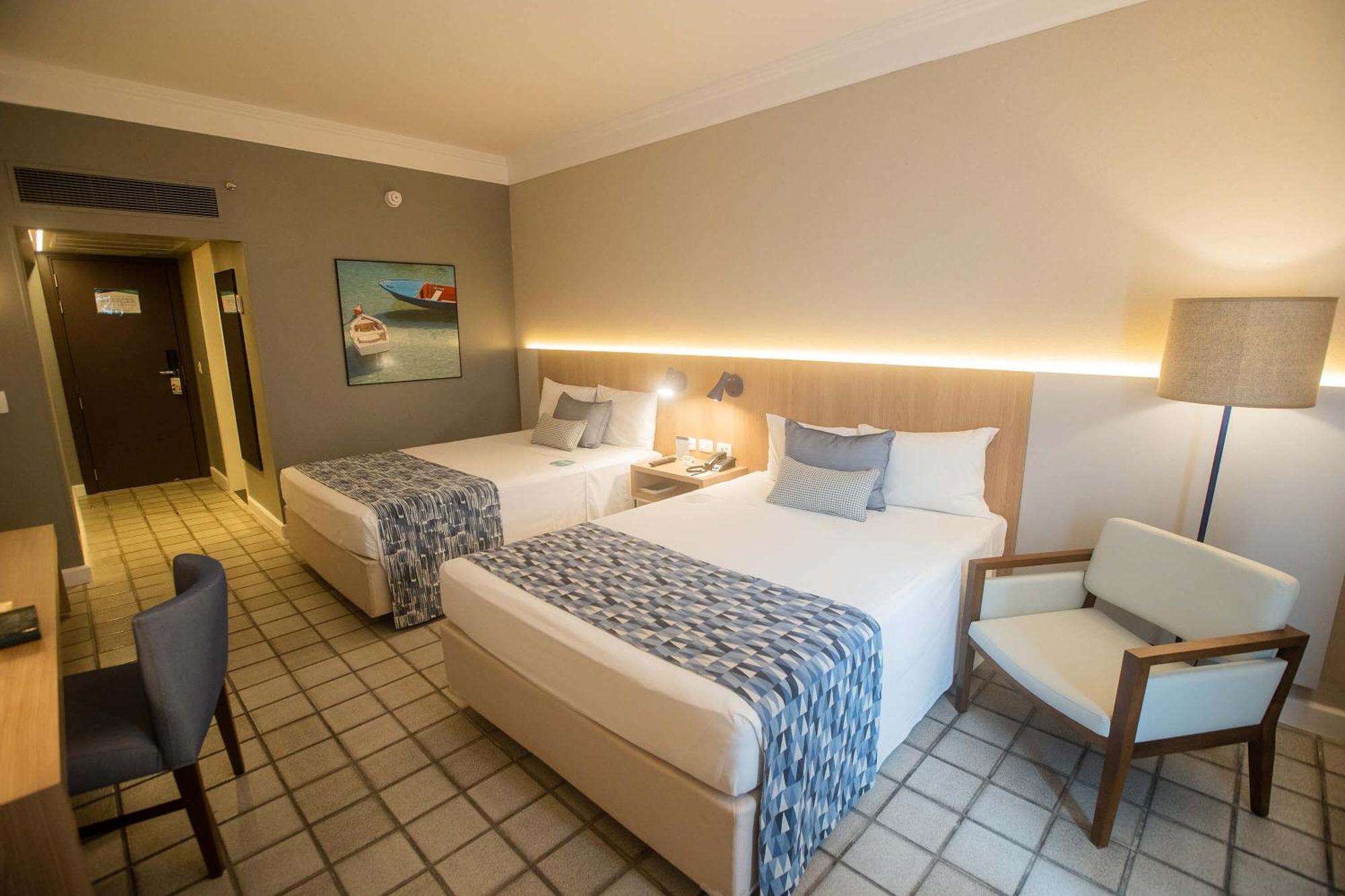 Quarto Superior de Luxo com 2 Camas de Casal e Vista Parcial do Mar